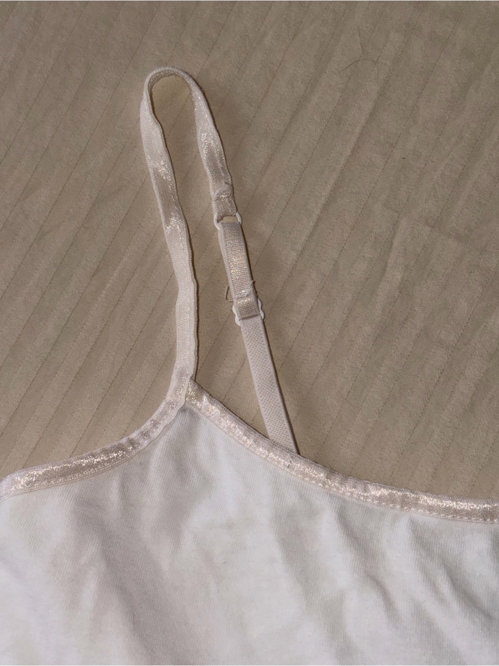 Vintage 2000s Classic White Spaghetti Strap Built in Bra Tank Top - Women - Picture 3 of 11